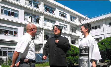 撮影当日、中庭で談笑する大橋先生と名取裕子（高28）、六角精児（高33）